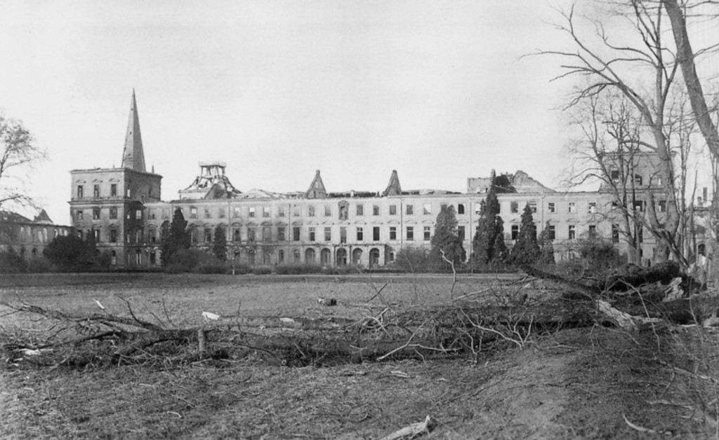Die Hofgartenfassade des kurfürstlichen Schlosses in Bonn nach der Zerstörung durch einen schweren Luftangriff am 18. Oktober 1944
