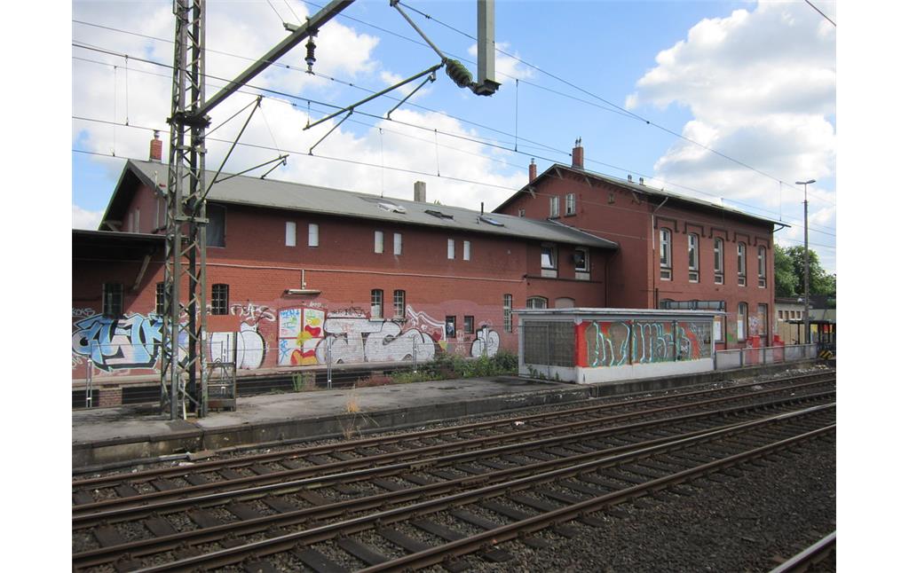 Das Empfangsgebäude (rechts) und links den Güterschuppen des Bahnhofes Gerresheim, von der Bahnseite aus gesehen (2012)