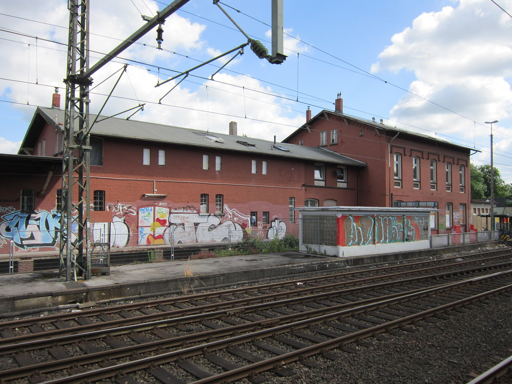 Das Empfangsgebäude (rechts) und links den Güterschuppen des Bahnhofes Gerresheim, von der Bahnseite aus gesehen (2012)