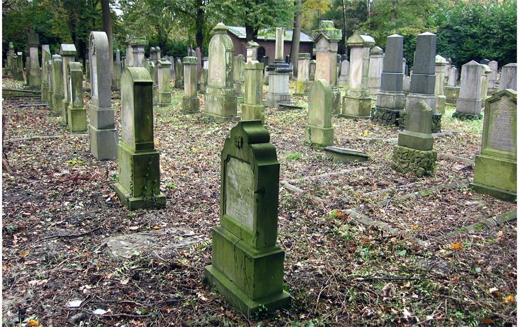 Gräber und Grabmale sowie die im Hintergrund befindliche Trauerhalle auf dem Alten Jüdischen Friedhof an der Heideckstraße in Krefeld (2014).