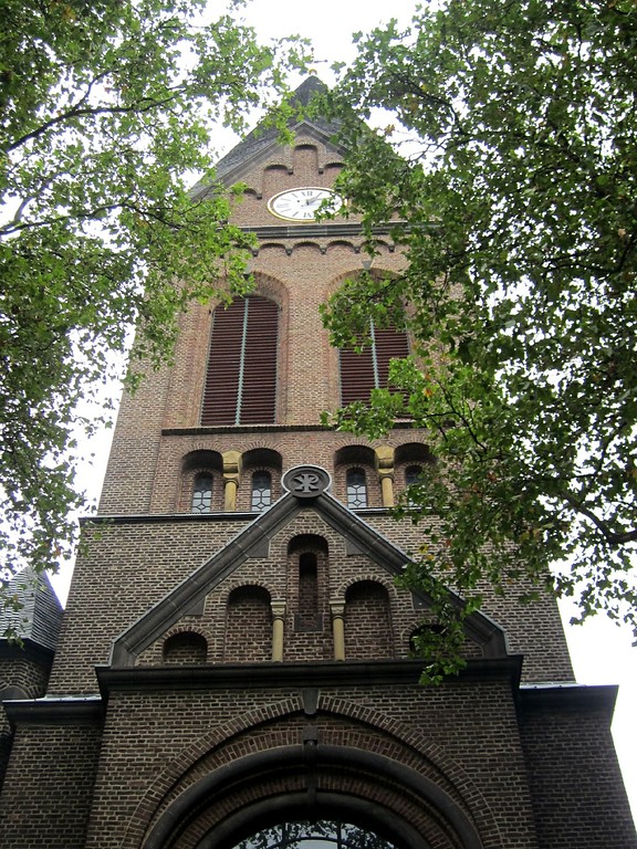 Westfassade mit dem oberen Teil des Kirchturms der katholischen Pfarrkirche St. Audomar (2013)