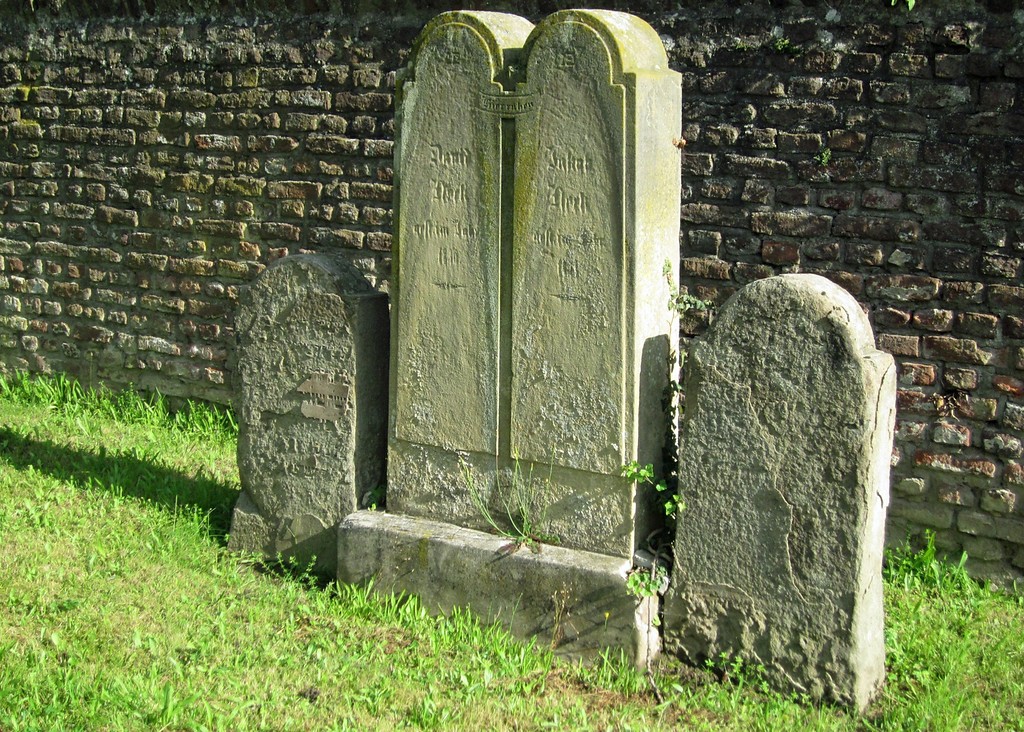 Grabstein auf dem jüdischen Friedhof in der Montanusstraße in Grevenbroich (2014)