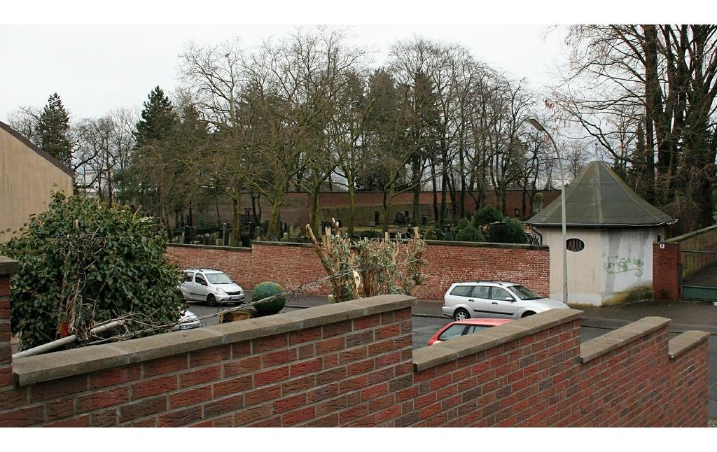 Blick von außen über die Friedhofsmauer des jüdischen Friedhofs in der Hügelstraße in Mönchengladbach (2015).
