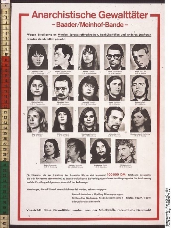 Fahndungsplakat "Anarchistische Gewalttäter - Baader/Meinhof-Bande" aus der Zeit der ersten Generation der RAF (1970/72).