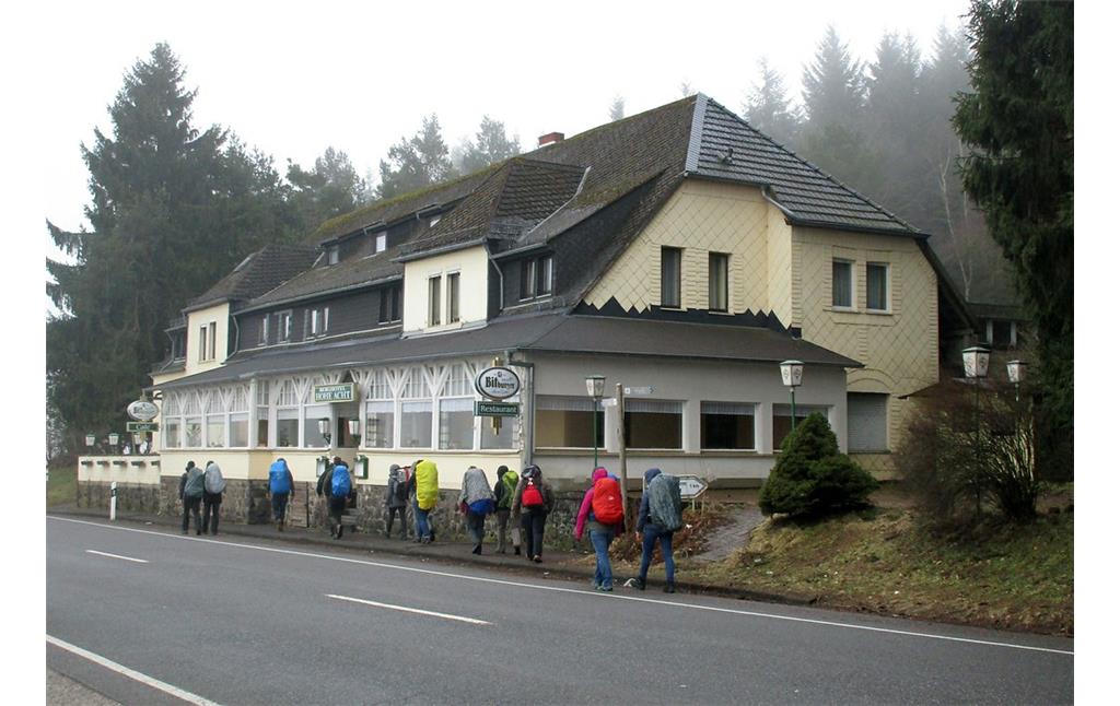 Das Berghotel "Hohe Acht" am Fuß des gleichnamigen Bergs an der Landstraße L 10 (2018).