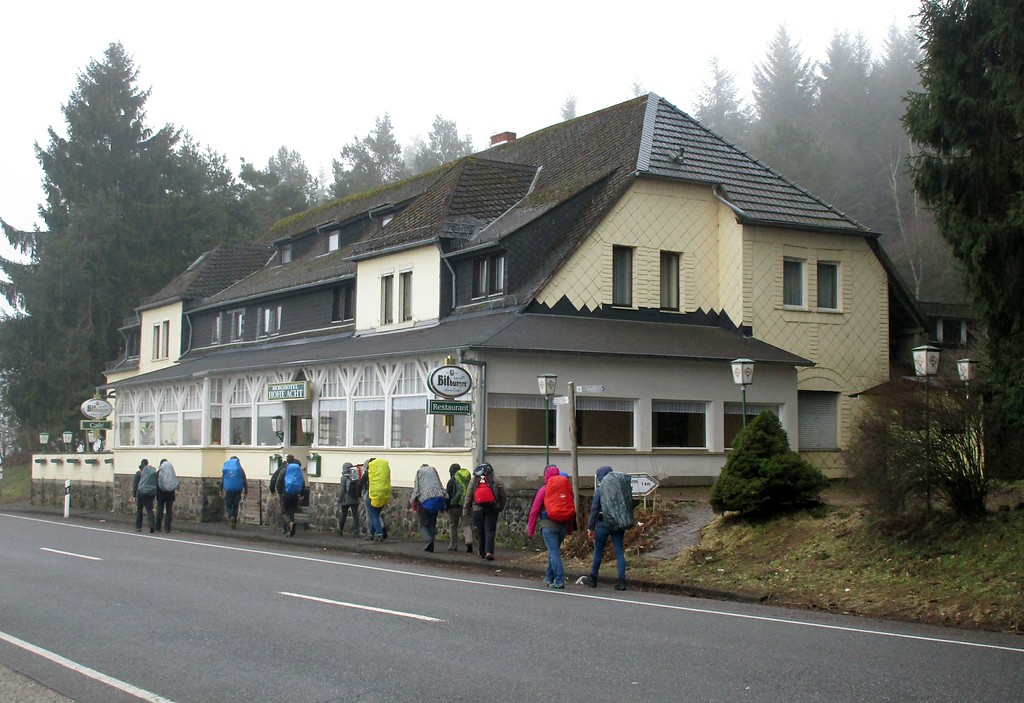Das Berghotel "Hohe Acht" am Fuß des gleichnamigen Bergs an der Landstraße L 10 (2018).