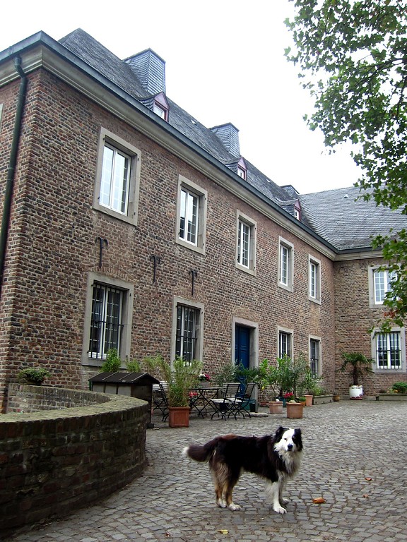 Das von einem Hofhund bewachte Haupthaus von Schloß Bachem (2013)