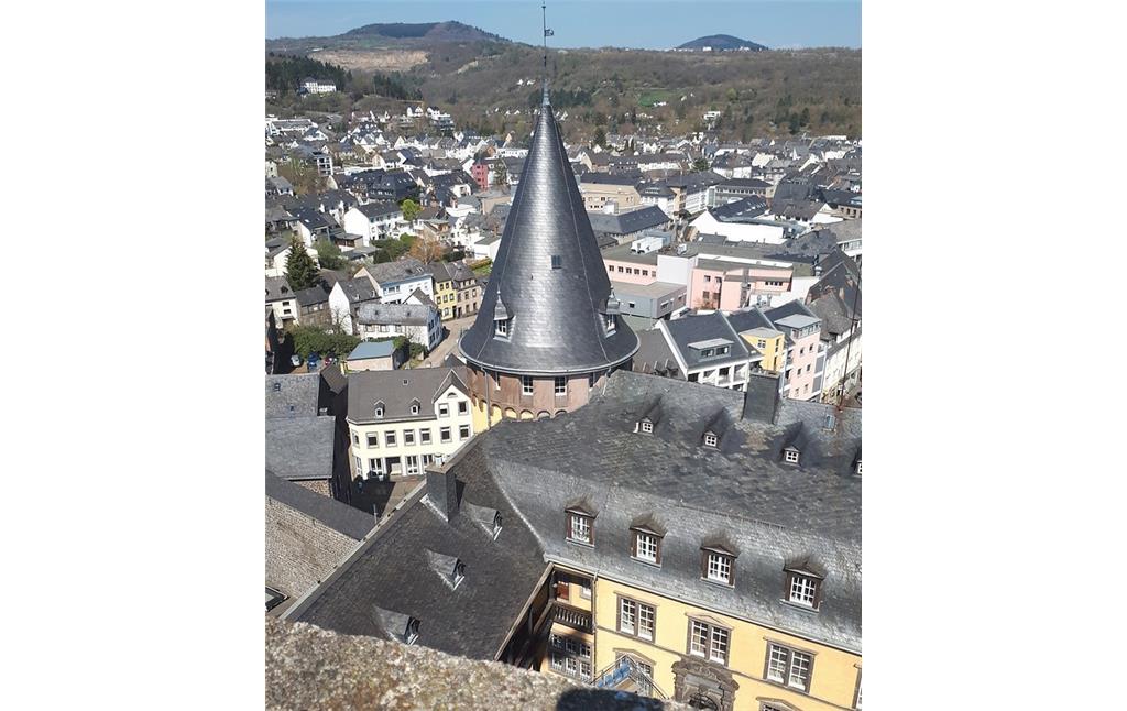 Blick über die Stadt Mayen, links im Hintergrund der Berg Hochsimmer, davor ein Steinbergwerk (2019).