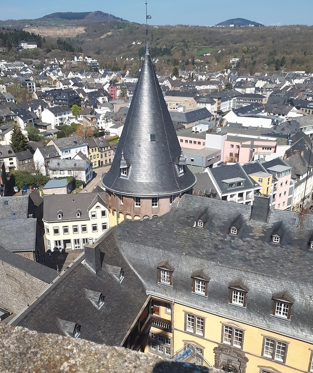 Blick über die Stadt Mayen, links im Hintergrund der Berg Hochsimmer, davor ein Steinbergwerk (2019).