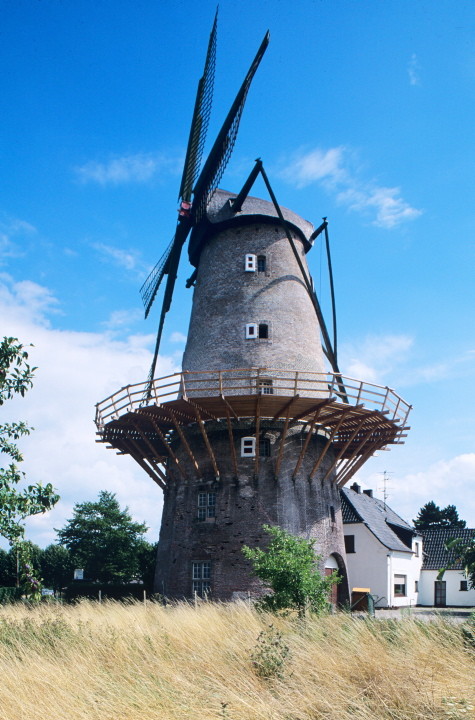 Die Kriemhild-Windmühle in Xanten (2001)