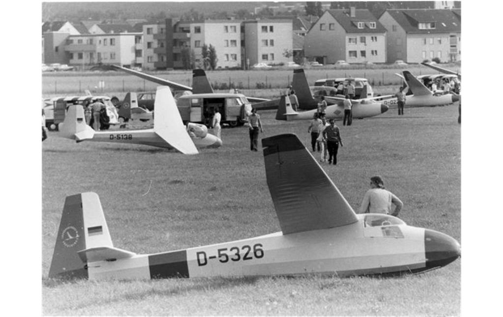 Segelflieger auf dem Hangelarer Flugplatz bei Sankt Augustin in den 1970er Jahren.