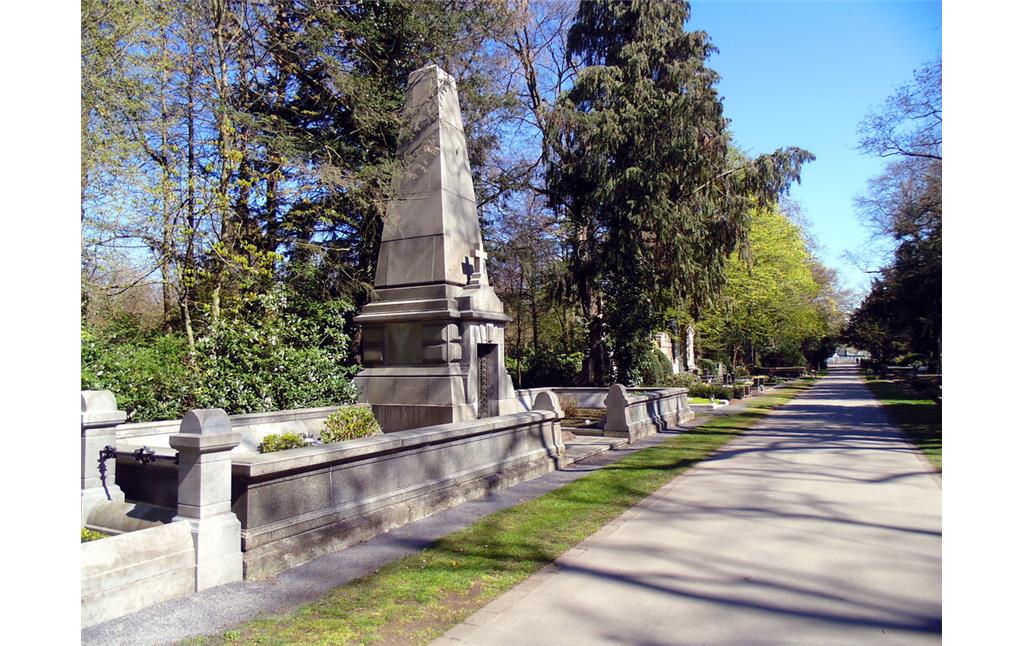 Grabstätte der Familie Deichmann auf der so genannten "Millionenallee" auf dem Melatenfriedhof in Köln-Lindenthal mit Blick nach Osten (2020).