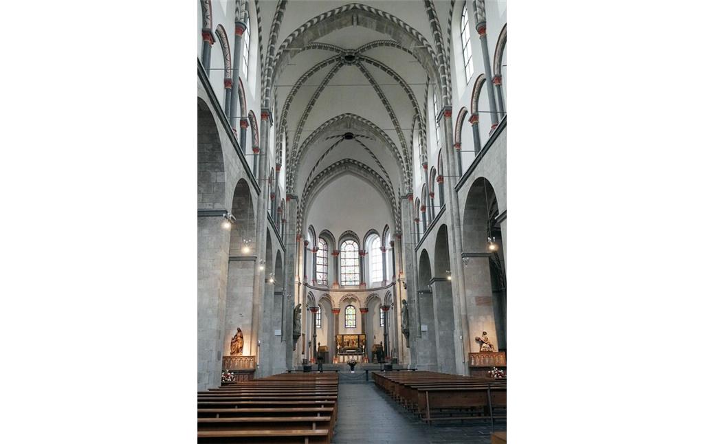 Blick über das Hauptschiff der "Basilica Minor" auf den Altarraum der Kirche des Kunibertstifts, der Basilika St. Kunibert in Köln-Altstadt-Nord (2023).