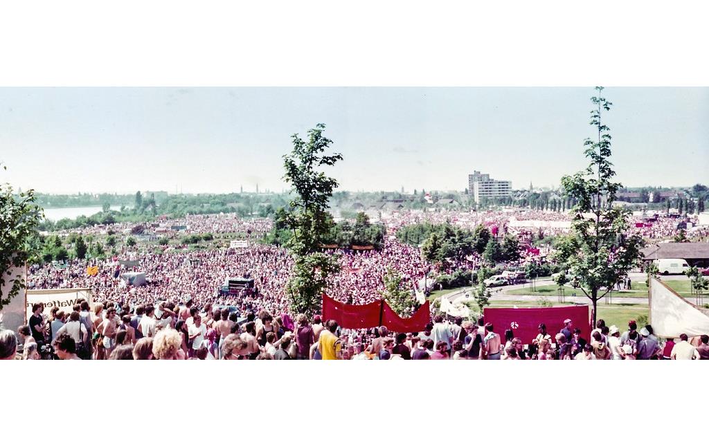 Blick auf die Bonner Rheinauen bei der großen Friedensdemonstration mit etwa 500.000 Menschen am 10. Juni 1982