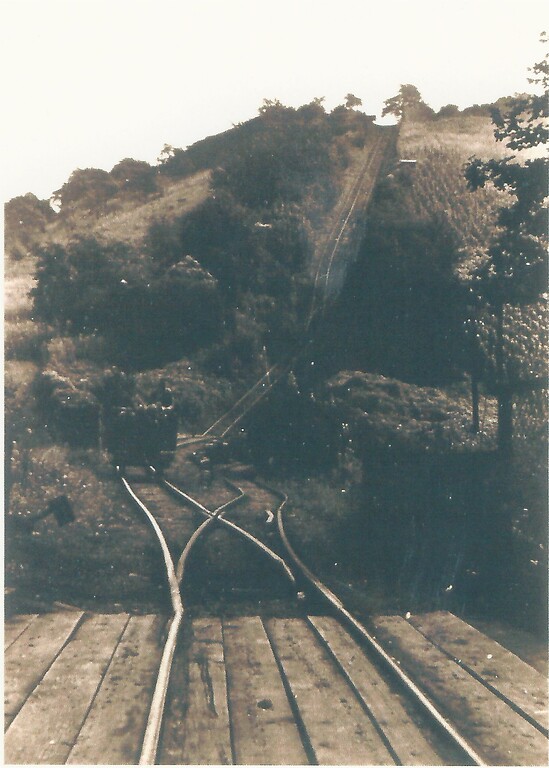 Abfahrt der Bremsbahn von Dattenberg aus den Dattenberger Stürzberg hinunter (1930er Jahre).