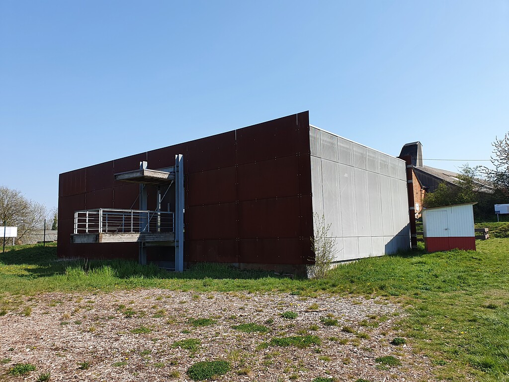 Das Dokumentationszentrum im Römperpark Vicus Eisenberg (Pfalz) von Westen aus (2020)