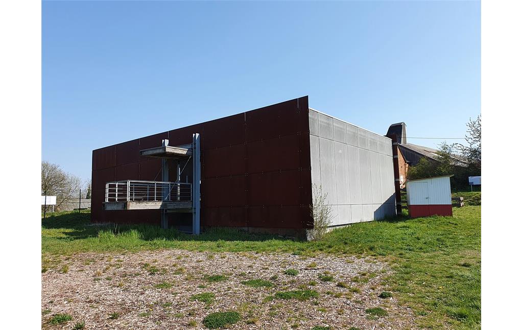 Das Dokumentationszentrum im Römperpark Vicus Eisenberg (Pfalz) von Westen aus (2020)