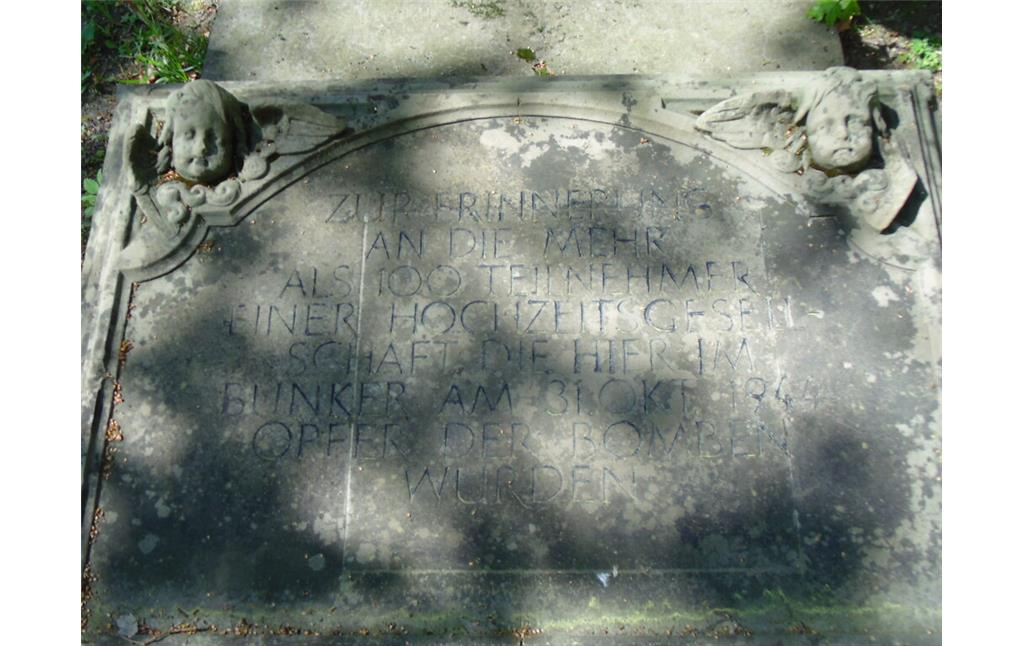 Inschrift des Denkmals für die 100 Toten einer Kölner Hochzeitsgesellschaft auf dem Kölner Friedhof Melaten (2020).