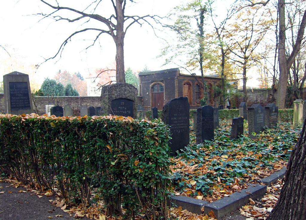 Jüdischer Friedhof am Augustusring, im Hintergrund die Leichenhalle (2011)