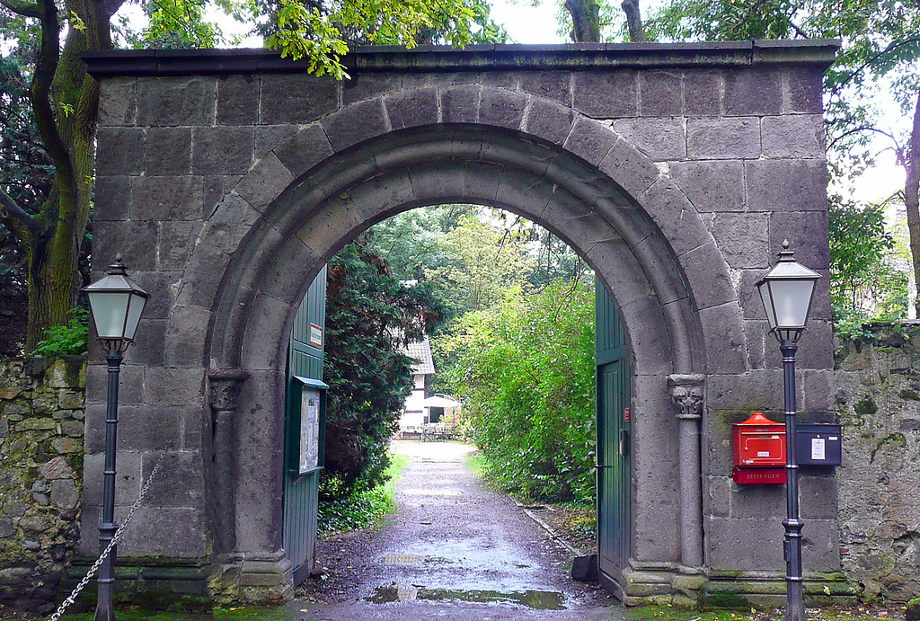 Der Torbogen am Eingang zum Grundstück der Burg Lede in Vilich (2014)