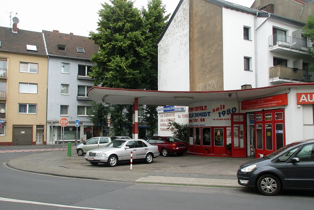 Die heute als KFZ-Handel betriebene denkmalgeschützte frühere Tankstelle in Köln-Nippes (2018).
