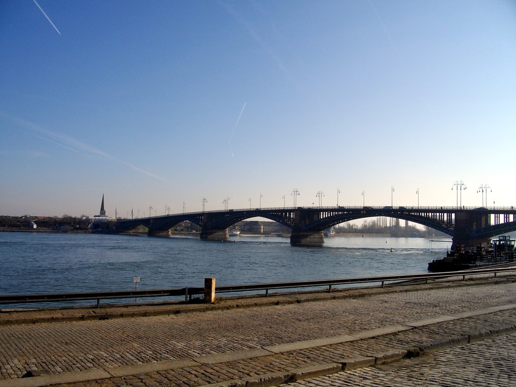 Die Theodor-Heuss-Brücke über den Rhein zwischen Mainz und Wiesbaden (2015).