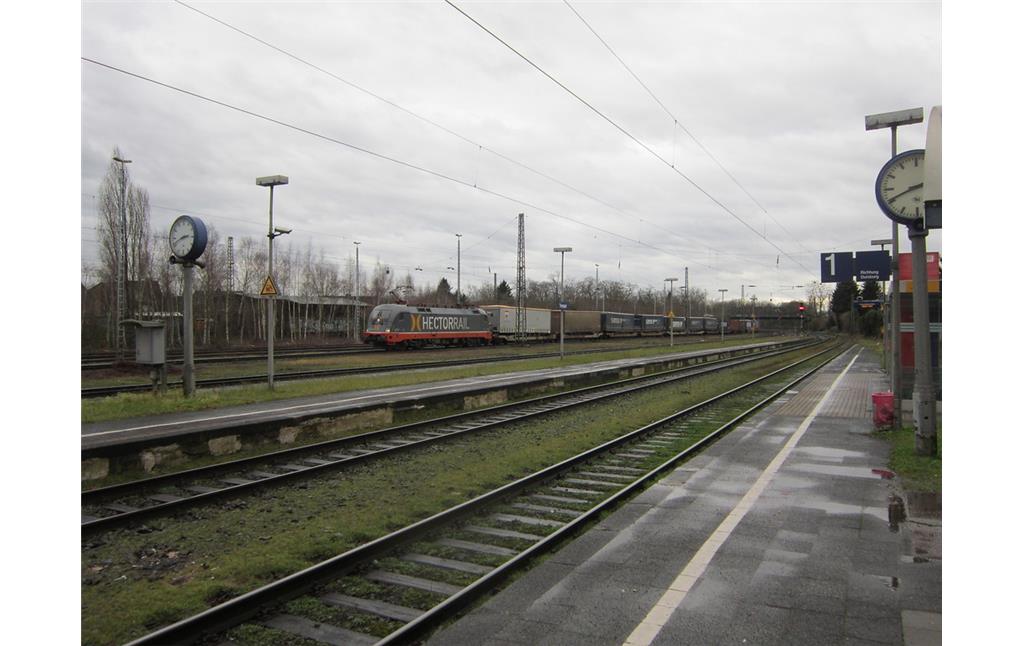 Bahnhof Trompet in Duisburg, Neustraße (2015). Güterzug mit einer Elektrolokomotive (EuroSprinter, Siemens Transportation Systems) der schwedischen Firma Hector Rail, Stockholm