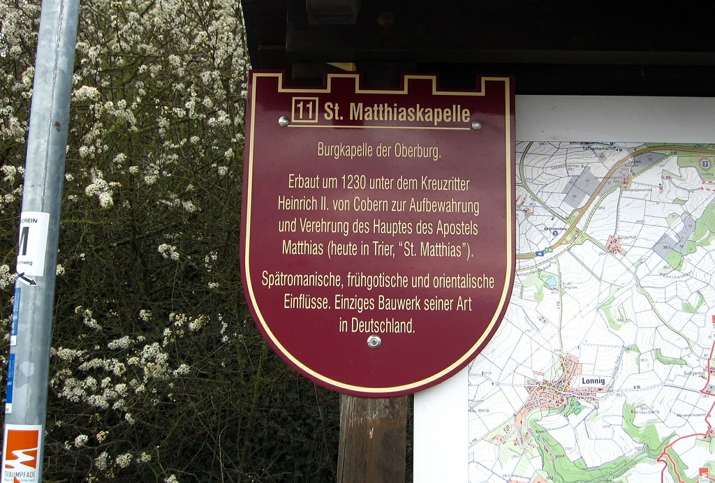 Erläuterndes Hinweisschild zur Burgkapelle der Oberburg "St. Matthiaskapelle" am Aufgang zu den beiden Burgen bei Kobern-Gondorf (2015)