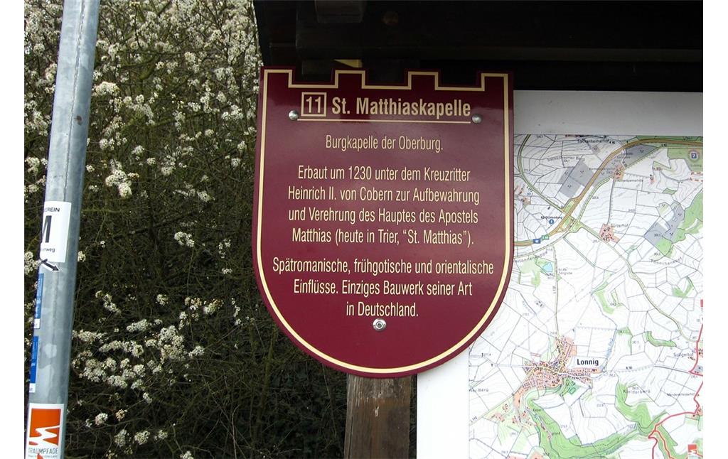 Erläuterndes Hinweisschild zur Burgkapelle der Oberburg "St. Matthiaskapelle" am Aufgang zu den beiden Burgen bei Kobern-Gondorf (2015)