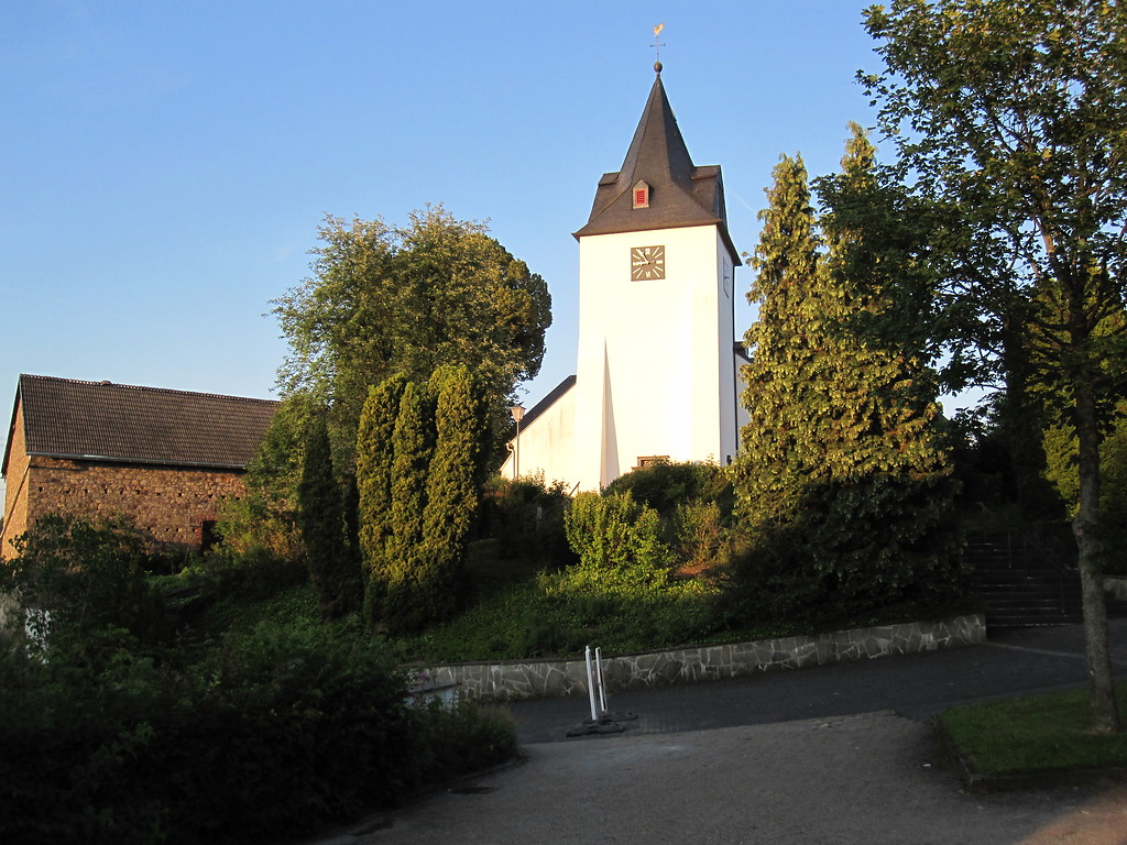 Turm und katholische Pfarrkirche St. Vinzenz in Kelberg, von der Friedhofseite am Abend (2011).