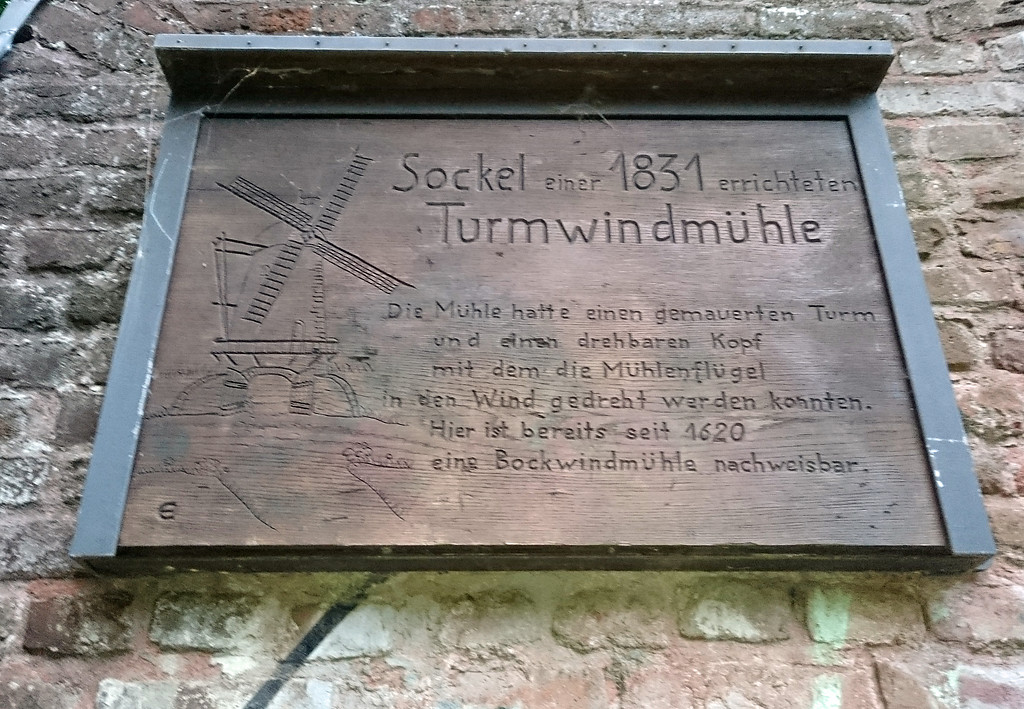 Informationstafel am Stumpf der früheren Turmwindmühle "Müllestumpe" in Bonn-Auerberg (2016)
