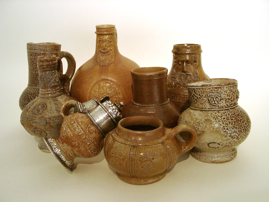 Historische Keramik: Rheinisches Steinzeug des 16. und 17. Jahrhunderts aus Frechen, darunter zwei Bartmannskrüge (hinten)