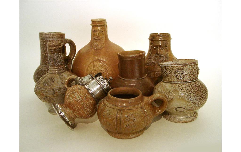 Historische Keramik: Rheinisches Steinzeug des 16. und 17. Jahrhunderts aus Frechen, darunter zwei Bartmannskrüge (hinten)
