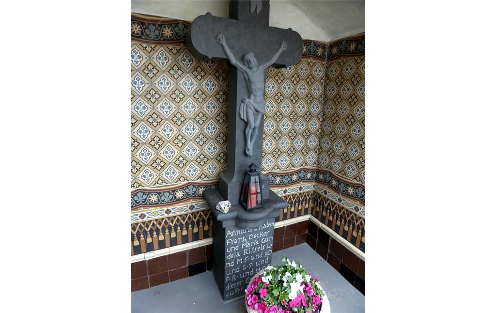 Kruzifix und bunte Wandfliesen in der Kapelle am "Fallder" in Sinzig-Westum (2020)