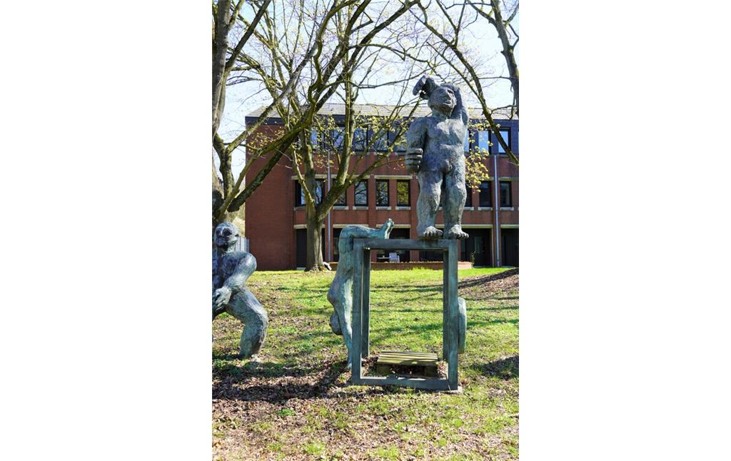Mittlere Figuren der Skulpturengruppe "Menschen am Tresor" von Klaus Kampert im Rathauspark in Köln-Porz (2023).