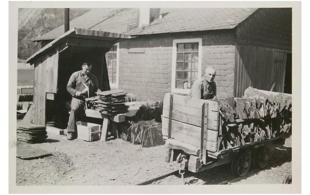 Dachschieferbergbau in Kaub: Das Zurichten der Rohplatten in die gewünschte Form (1920er Jahre)