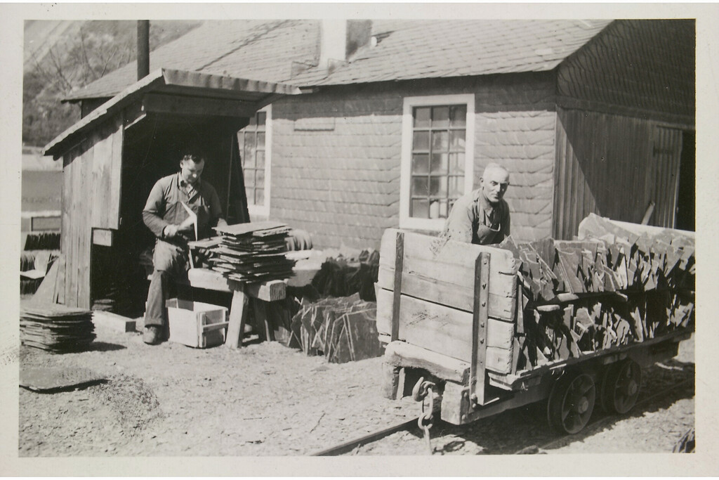 Dachschieferbergbau in Kaub: Das Zurichten der Rohplatten in die gewünschte Form (1920er Jahre)