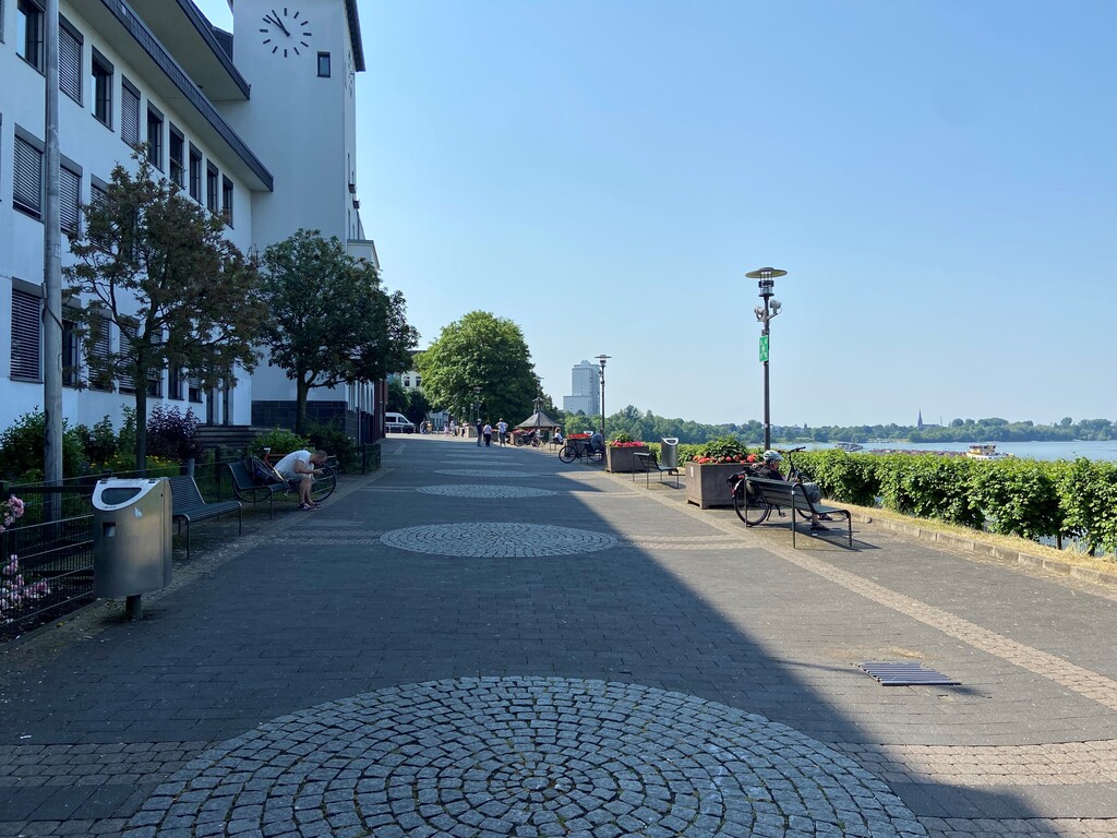 Das Friedrich-Ebert-Ufer in Porz auf Höhe des Rathauses (2023). Die Straße ist hier nur für Fußgänger*innen zugänglich. Blick nach Süden in Richtung Zündorf.
