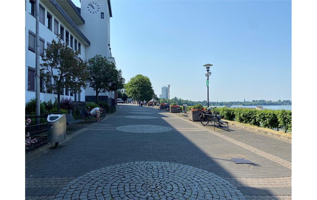 Das Friedrich-Ebert-Ufer in Porz auf Höhe des Rathauses (2023). Die Straße ist hier nur für Fußgänger*innen zugänglich. Blick nach Süden in Richtung Zündorf.