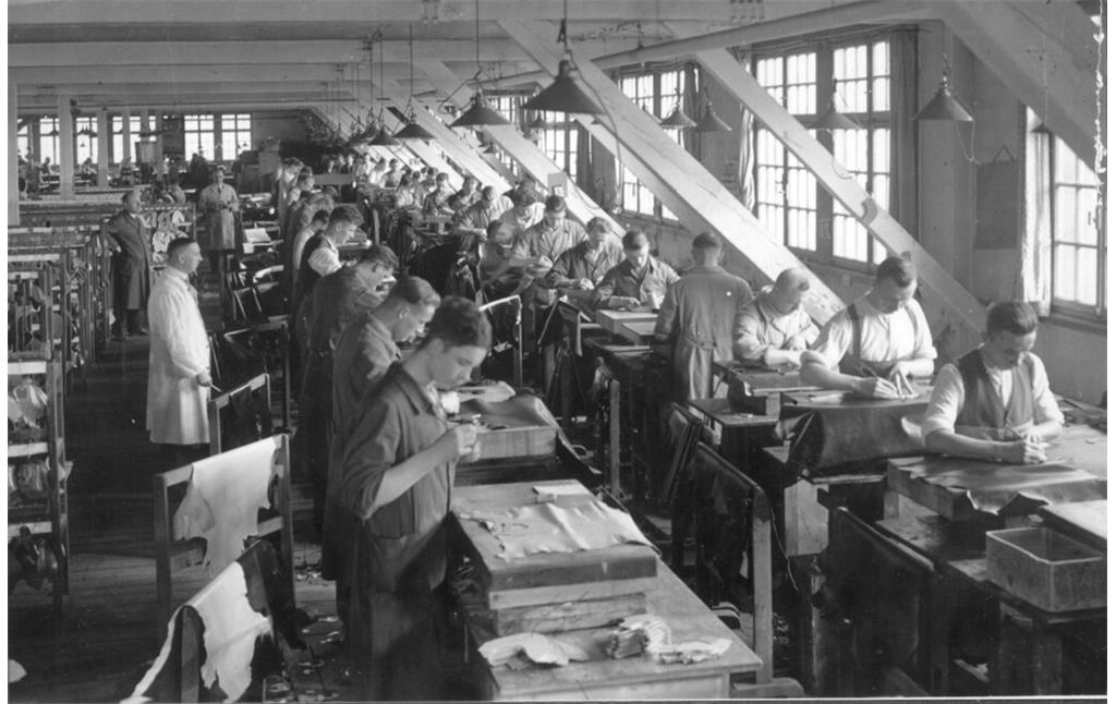 Arbeiter (Zuschneider) in einer Halle der Rheinberger AG (1920er Jahre)