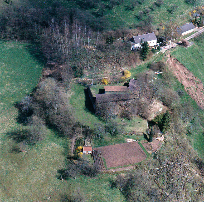 Luftaufnahme der Burgstelle / Burgruine Bundenbach bei Großbundenbach (2003).