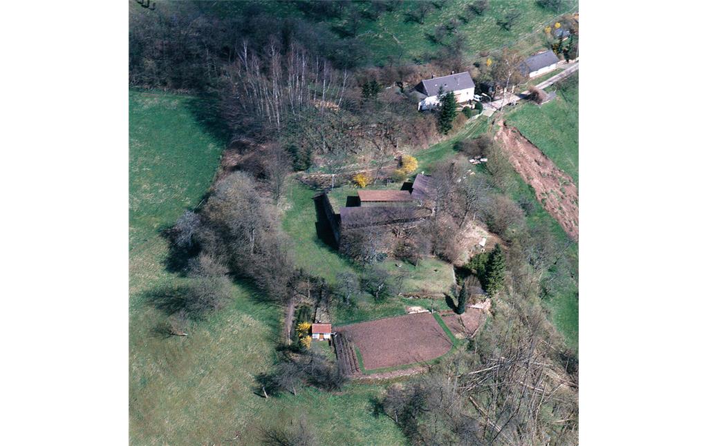 Luftaufnahme der Burgstelle / Burgruine Bundenbach bei Großbundenbach (2003).