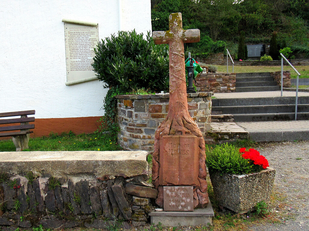 Das Steinkreuz von 1759 am Eingang zum Friedhof an der Petersbergkapelle über dem Moseltal bei Neef (2020). Die Inschrift und ein jüngerer Gedenkstein erinnern an Mathias Neuus (1830-1895).