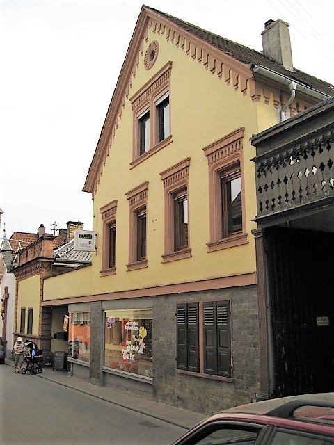 Wohnhaus des Leonhard Ullrich, mit integriertem Ladengeschäft in der Hartmannstraße 5 in Maikammer (2014)