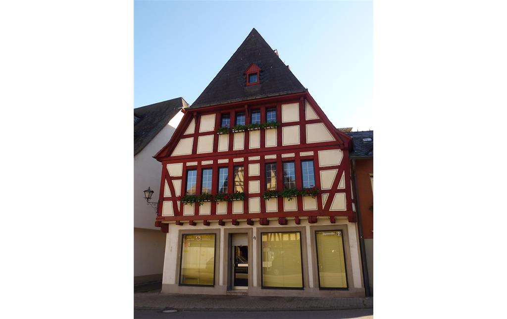Das Wohnhaus in der Chablisstraße 4 in Oberwesel (2016). Anhand der Jahreszahl und anhand der Farbgebung sowie der Dimension des Fachwerks kann das Gebäude der Renaissance zugeordnet werden.