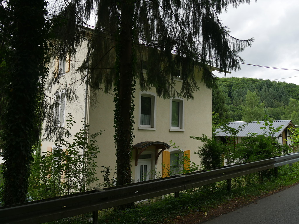 Ostseite des alten Bahnhofs in Weinbach-Gräveneck (2017)