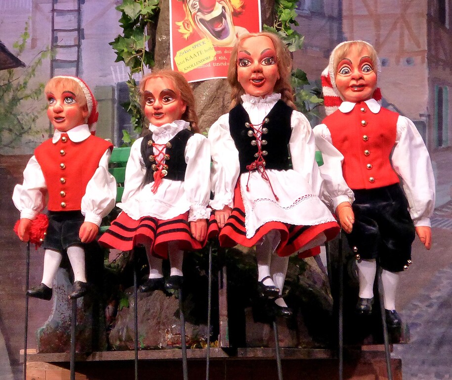 Die Figuren "Hänneschen" und "Bärbelchen." Links als Geschwisterpaar für Kinderaufführungen, rechts als Verlobte der Aufführungen für Erwachsene (2020)