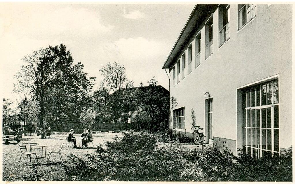 Die Grünanlage als Treffpunkt vor dem Hauptgebäude der Kölner Jugendherberge am Niederländer Ufer (1950er/60er-Jahre).