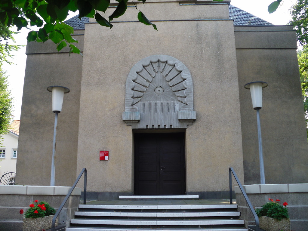 Eingangsportal mit Treppenzugang der Lukaskirche in Köln-Porz (2013)