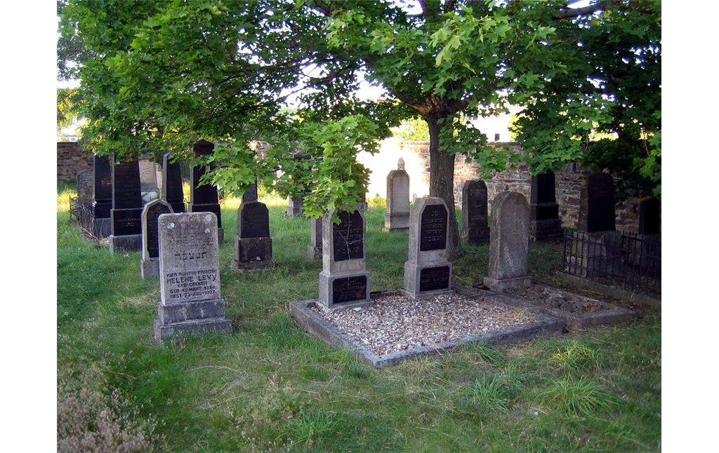 Gräber und Grabmale auf dem Jüdischen Friedhof Ahrweiler in der Schützenstraße (2012).